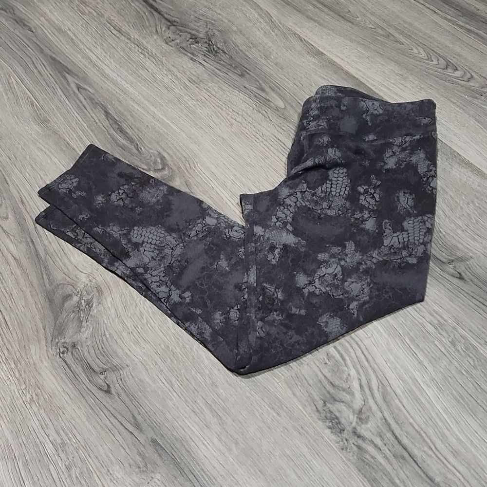 GUC Calvin Klein Gray Snakeprint Leggings